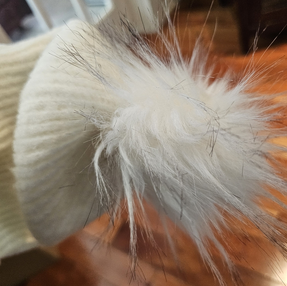 White knit hat - Picture 3 of 4